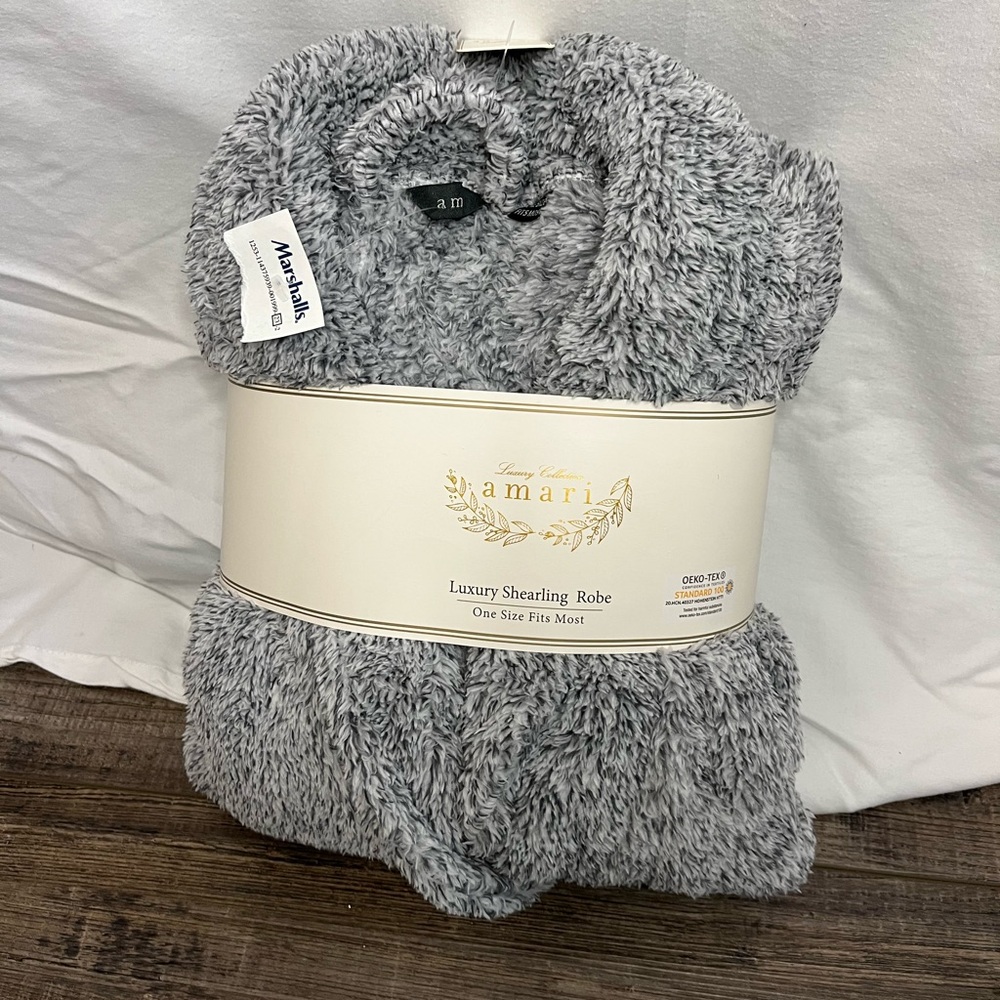 Amari Shearling Super Soft and Comfy Short Robe - Picture 2 of 7